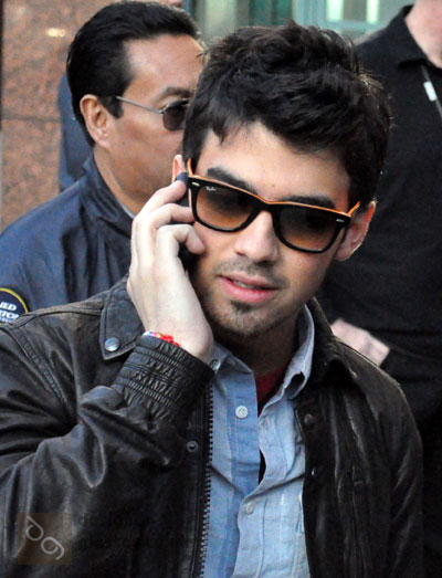 joe-jonas-ray-ban-wayfarer-orange-black_1209094_0.jpg