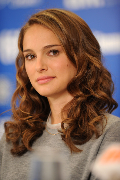 Natalie-Portman-Black-Swan-Press-Conference-PouIw1ZOutgl_1215533_6.jpg