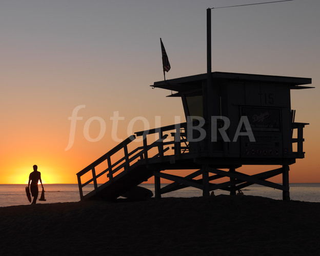 534594-lifeguard-hut-at-sunset-santa-monica_1223651_0.jpg