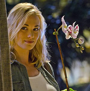 yvonne-strahovski-flower-706-dexter_1242397_2.jpg