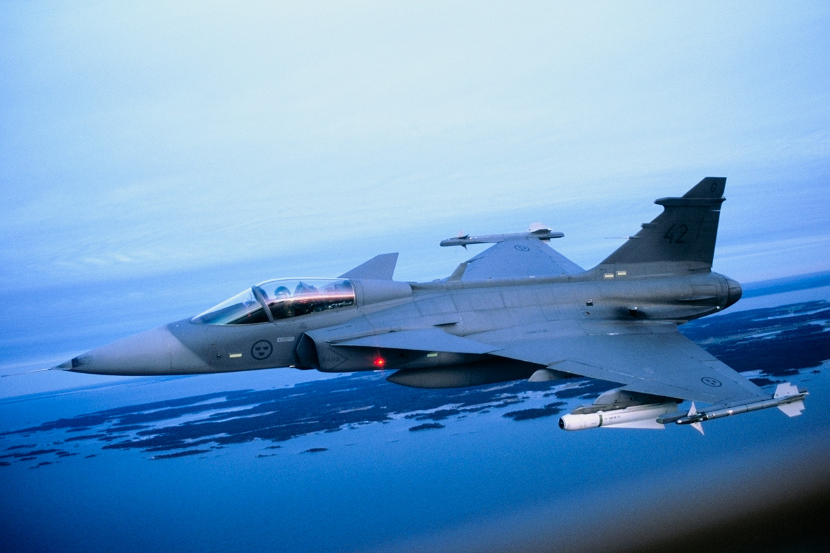 Gripen_With_Maverick_and_Sidewinderhires_295972_0.jpg