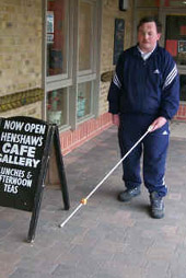 Blind_man_using_cane_489478_0.jpg