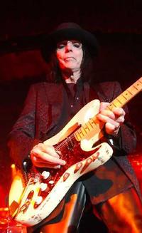 mick_mars_narrowweb__200x327_488422_0.jpg