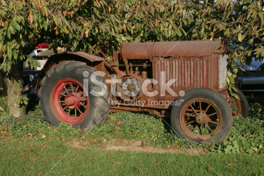 Antique_Tractor___Rusty_556571_2.jpg