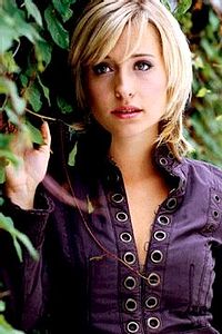 200px-Allison_mack_813740_0.jpg