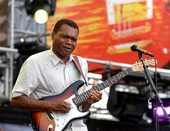 Robert_Cray_4_-_Crossroads_Guitar_Fest_2004_-_lg6294044_955382_4.jpg